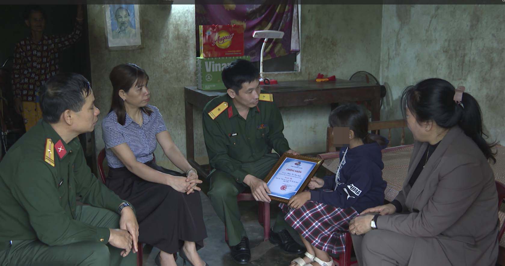 Officers and soldiers of the Quang Ngai Provincial Military Command have implemented many models to sponsor orphaned and disadvantaged children. Photo: Vien Nguyen.