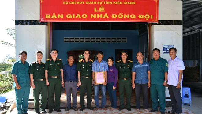 Bàn giao 3 căn nhà đồng đội ở biên giới dịp Tết Quân dân