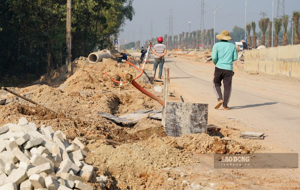 Trong chieu cung ngay, ghi nhan chi co duoi 10 cong nhan lam viec tai cong truong, moi nguoi mot noi, cong tac thi cong roi rac thieu tinh thong nhat khien du an (doan cau vuot duong sat) khong khac “bai chien truong” canh khu dan cu. 