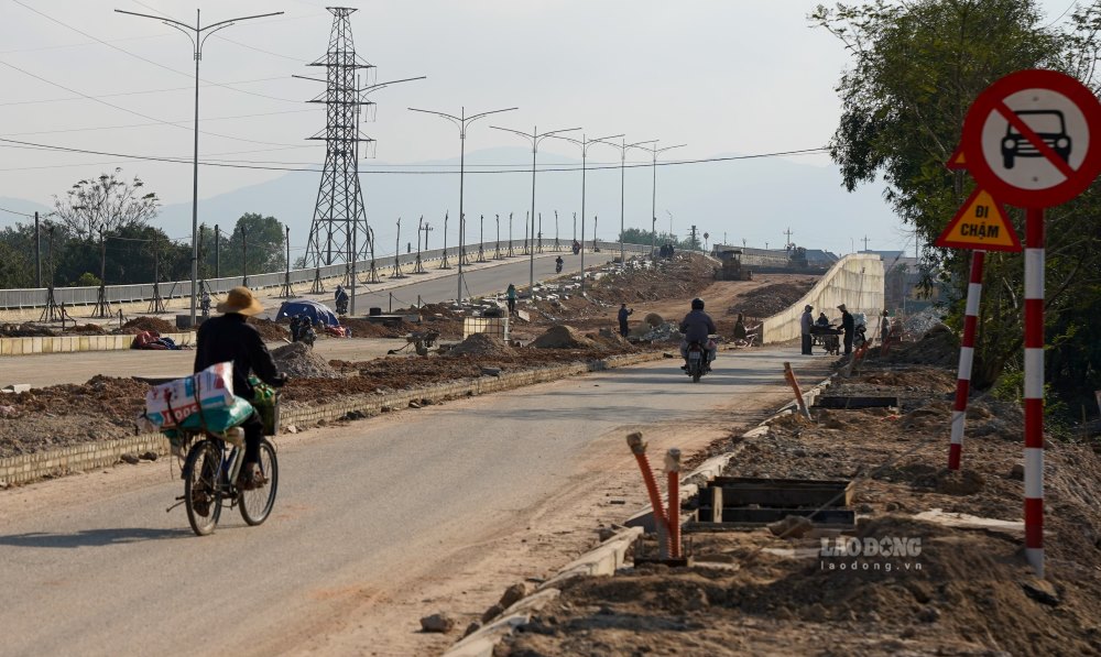 Ban Tiep cong dan Trung uong (Thanh tra Chinh phu) da chuyen tiep don cua cong dan den Chu tich UBND TP Hue (thoi diem gui cong van la UBND tinh Thua Thien Hue) lien quan den du an duong cuu nan cuu ho Phong Dien - Dien Loc de chi dao xem xet, giai quyet theo tham quyen va tra loi theo dung quy dinh cua phap luat va de nghi thong bao ket qua den Thanh tra Chinh phu. 