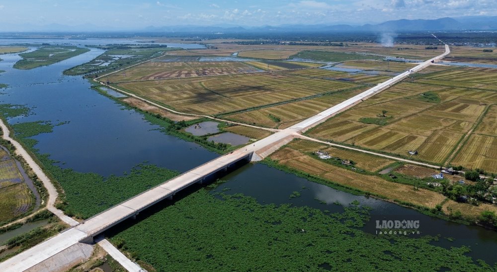 Du an duong cuu ho, cuu nan Phong Dien - Dien Loc tri gia hon 770 ti dong. Du an duoc phe duyet nam 2010 do Ban Quan ly du an Dau tu xay dung cong trinh giao thong tinh Thua Thien Hue (nay la TP Hue) lam chu dau tu. Nam 2012 du an duoc khoi cong.  Du an co tong chieu dai toan tuyen hon 16,2km voi diem dau giao voi QL1A tai Phong Dien, diem cuoi la bai bien xa Dien Loc (thi xa Phong Dien). Theo du kien, du an se phai hoan thien sau 3 nam ke tu ngay khoi cong. The nhung, den thang 1.2025 (tuc da 13 nam) du an van con dang do. Nguyen nhan do du an nay nam trong danh muc cac du an duoc bo tri von tu Chuong trinh xay dung cac tuyen duong cuu ho - cuu nan cua Trung uong. The nhung, sau khi Chinh phu siet chat dau tu cong, du an nay phai tam ngung thi cong. 