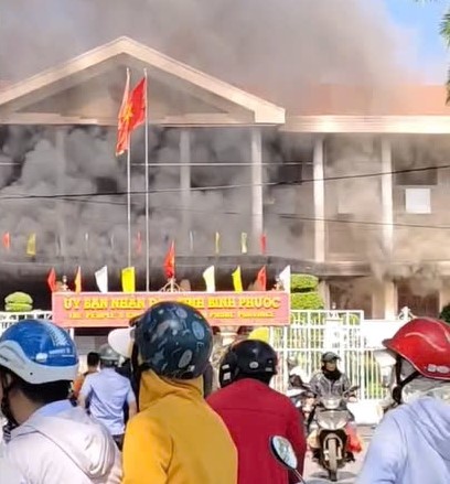 Scene of the fire at the headquarters of the People's Committee of Binh Phuoc province. Photo: Provided by readers