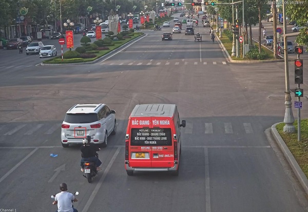 A car running a red light was fined. Photo: Bac Giang Police