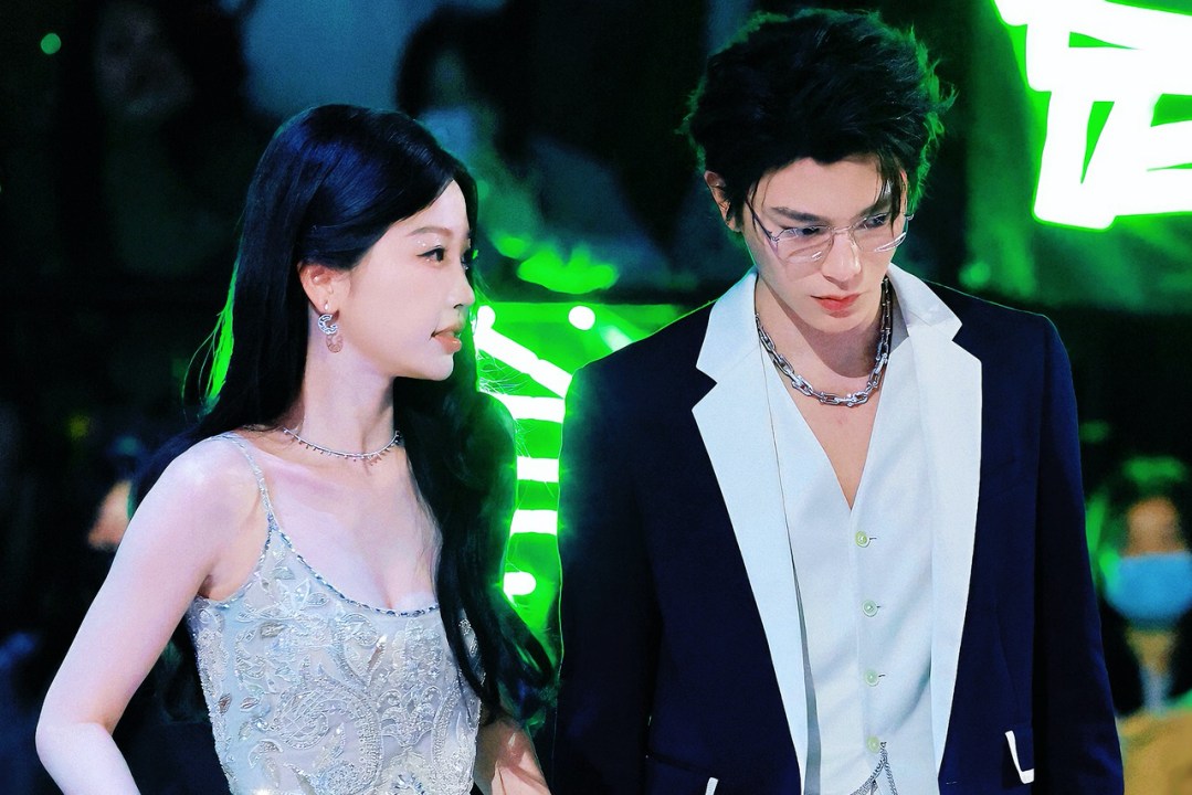 Ngu Thu Han - Dinh Vu He have a close relationship. Photo: Weibo