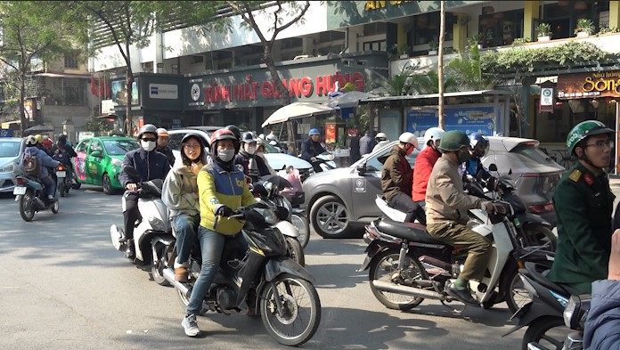 Near Tet, motorbike taxi fares triple, people are upset