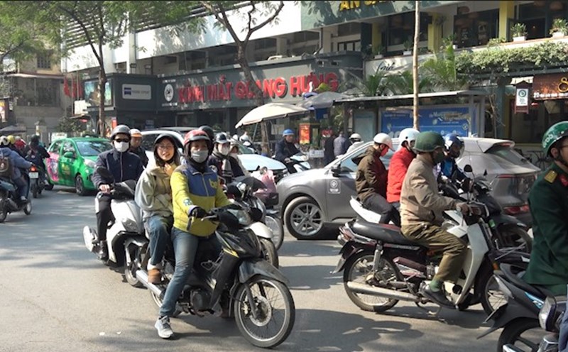 Near Tet, motorbike taxi fares triple, people are upset