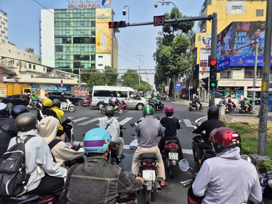 Nhiều nút giao trên đường Nguyễn Thị Minh Khai, Điện Biên Phủ, Võ Thị Sáu,... đã được lắp đèn tín hiệu cho phép rẽ phải khi dừng đèn đỏ. Ảnh: Nguyên Chân