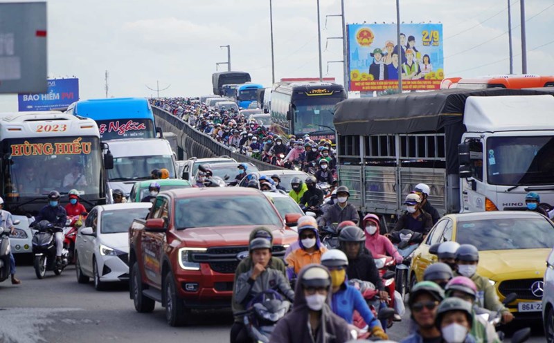 National Highway 1 through Binh Chanh District (HCMC) to the Western provinces is often congested during holidays and Tet. Photo: Chan Phuc