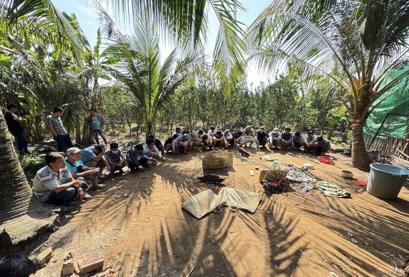 Caught 24 people red-handed in an orange garden gambling on cockfighting. Photo: Provided by the police