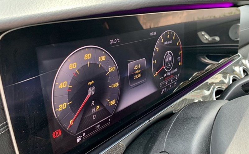 The act of rewinding the odometer to be able to sell a used car at a higher price. Illustration: Lam Anh