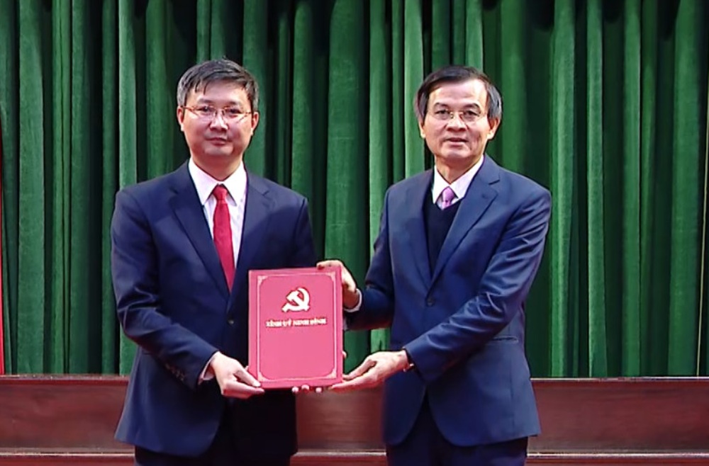 Mr. Doan Minh Huan - Secretary of Ninh Binh Provincial Party Committee (right) presented the Decision of the Standing Committee of Ninh Binh Provincial Party Committee on the transfer and appointment of Mr. Le Van Cuong to hold the position of Secretary of Gia Vien district. Photo: Nguyen Truong