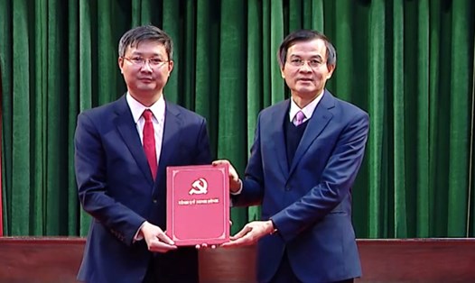 Ông Đoàn Minh Huấn - Bí thư Tỉnh ủy Ninh Bình (bên phải) trao Quyết định của Ban Thường vụ Tỉnh ủy Ninh Bình về việc điều động, chỉ định ông Lê Văn Cường giữ chức Bí thư huyện Gia Viễn. Ảnh: Nguyễn Trường