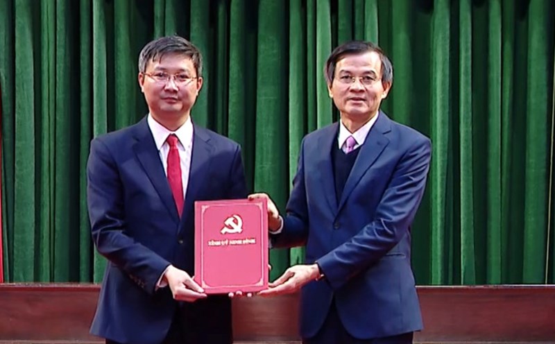 Mr. Doan Minh Huan - Secretary of Ninh Binh Provincial Party Committee (right) presented the Decision of the Standing Committee of Ninh Binh Provincial Party Committee on the transfer and appointment of Mr. Le Van Cuong to hold the position of Secretary of Gia Vien district. Photo: Nguyen Truong
