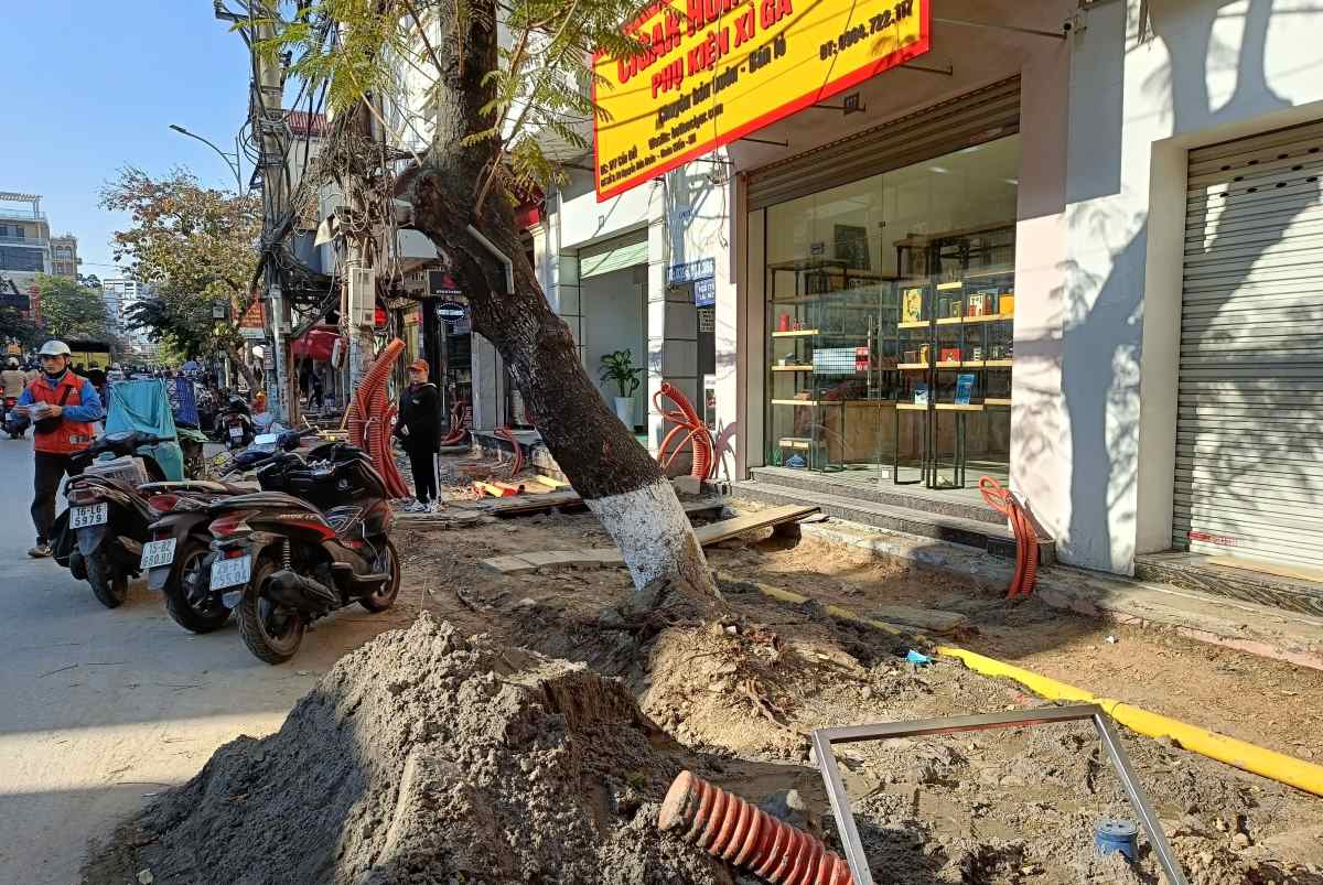 Hai Phong directs to fix the situation of digging up roads and sidewalks causing environmental pollution and traffic safety. Photo: Hoang Khoi