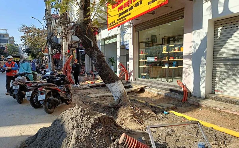 Hai Phong directs to fix the situation of digging up roads and sidewalks causing environmental pollution and traffic safety. Photo: Hoang Khoi