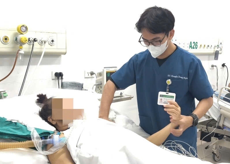 A patient with total paralysis is undergoing rehabilitation treatment. Photo: Thanh Dang