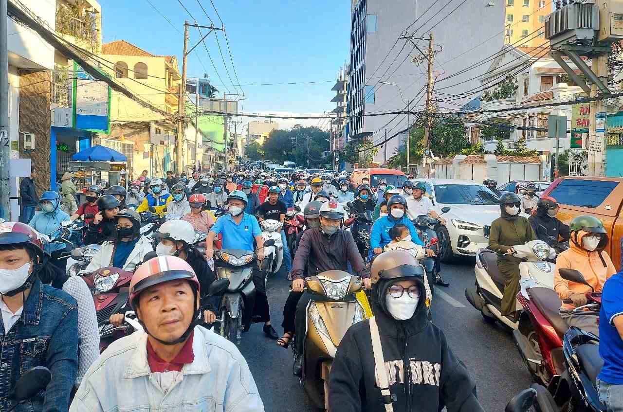 People lined up waiting for the red light on Dinh Bo Linh Street (Binh Thanh District) on the morning of January 13. Photo: Minh Quan