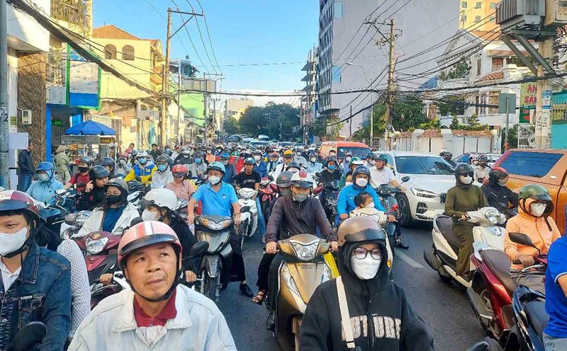 People lined up waiting for the red light on Dinh Bo Linh Street (Binh Thanh District) on the morning of January 13. Photo: Minh Quan