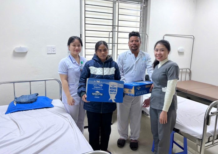 Benh nhan A lang Luy (cung vo) duoc cac y bac si khoa Ngoai Tong hop, Benh vien 199 Bo Cong an ho tro “dac biet” khi thuc hien cham soc suc khoe tai don vi. Anh: Song Han