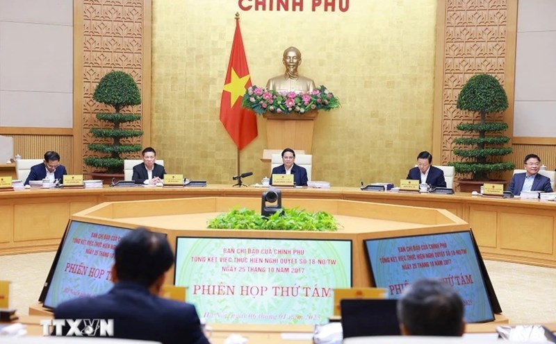 The Prime Minister chaired the 8th meeting of the Government Steering Committee on streamlining the apparatus. Photo: VNA