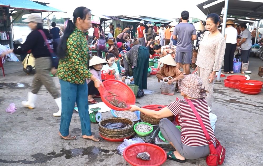 Chợ mua bán các sản vật đánh bắt được ở cù lao. Ảnh: H.Nguyên