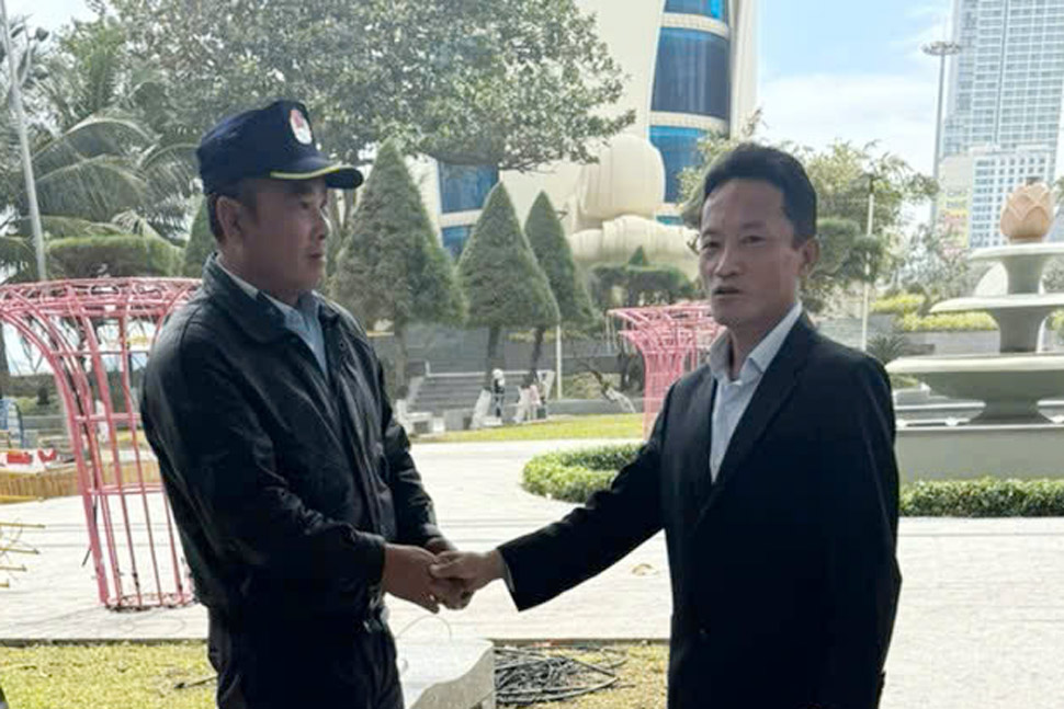 The Mercedes driver who pulled out a sword to threaten people in Nha Trang came to apologize to the female environmental worker. Photo: Huu Long