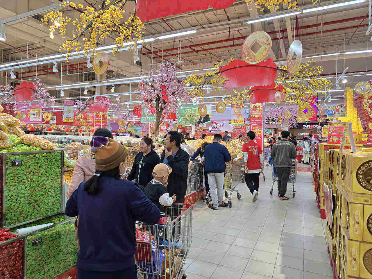 Hai Duong residents shop at Go supermarket. Photo: Mai Huong