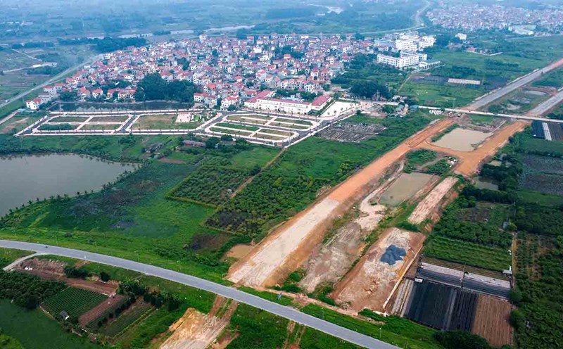 Investing in land on the outskirts of Hanoi needs to "escape the trap" of crowd psychology. Photo: Huu Chanh