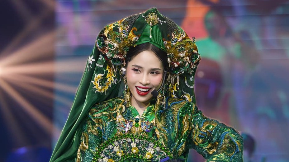 Kieu Anh performs solo at the show 5 Sister Who Makes Wave. Photo: Producer