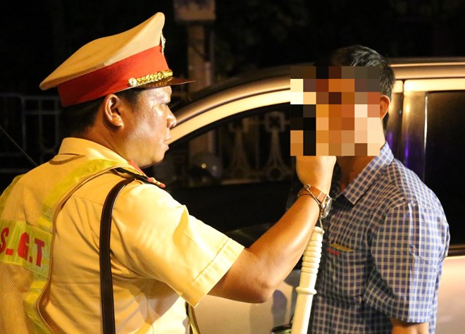 Traffic Police of Quang Tri Province Police measure alcohol concentration of driver. Photo: Hung Tho