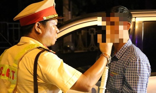 Cảnh sát Giao thông Công an tỉnh Quảng Trị đo nồng độ cồn tài xế. Ảnh: Hưng Thơ