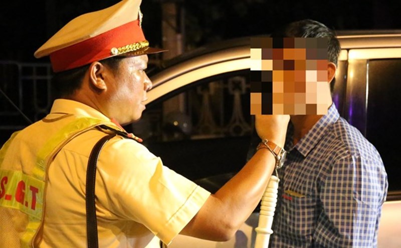 Traffic Police of Quang Tri Province Police measure alcohol concentration of driver. Photo: Hung Tho