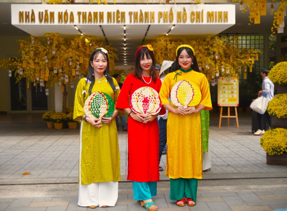 Many people in Ho Chi Minh City come to check-in early for Tet at Ong Do street. Photo: Nhu Quynh