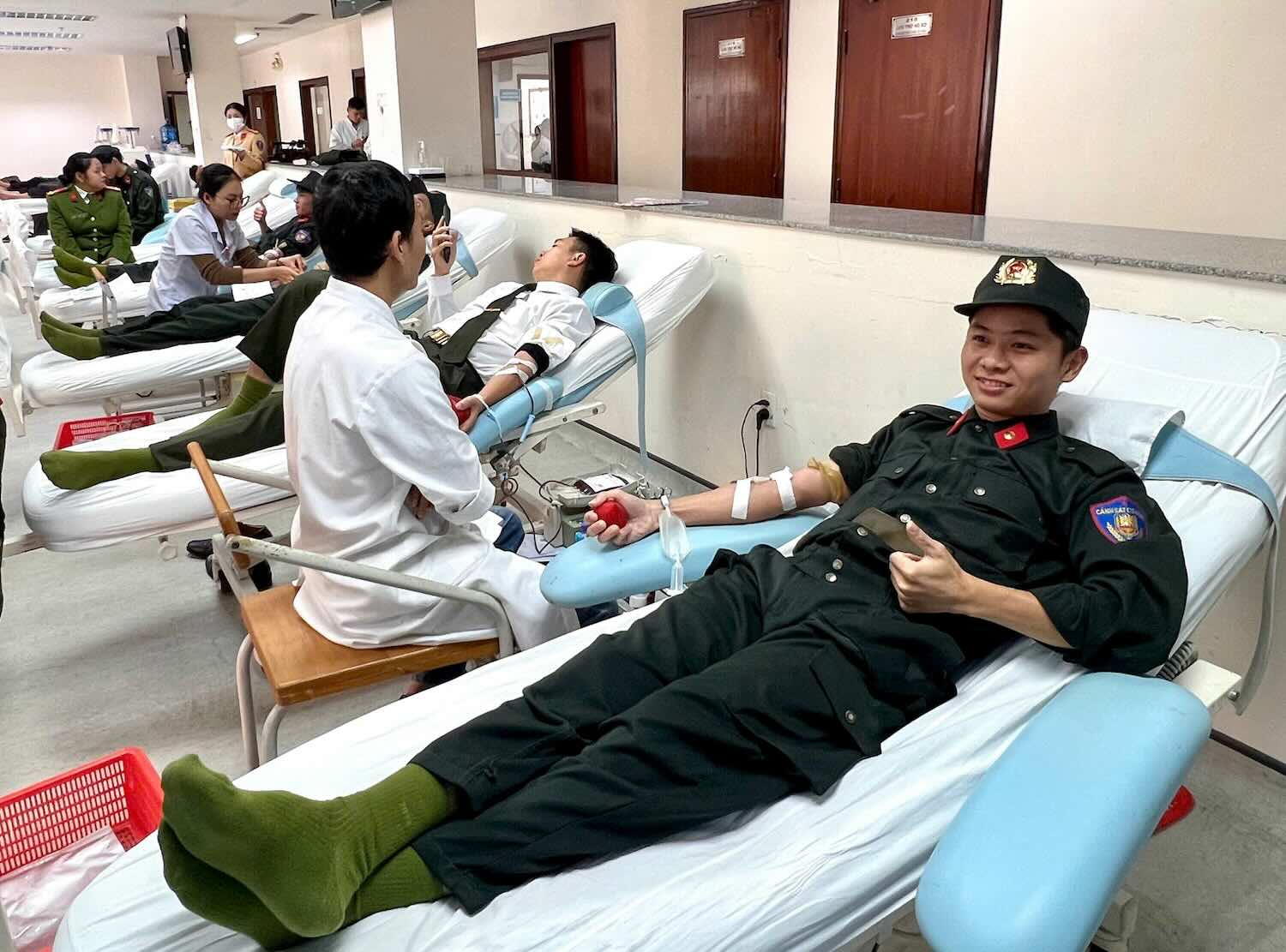 Officers and youth union members of Hue City Police participate in blood donation. Photo: Tran Hong.