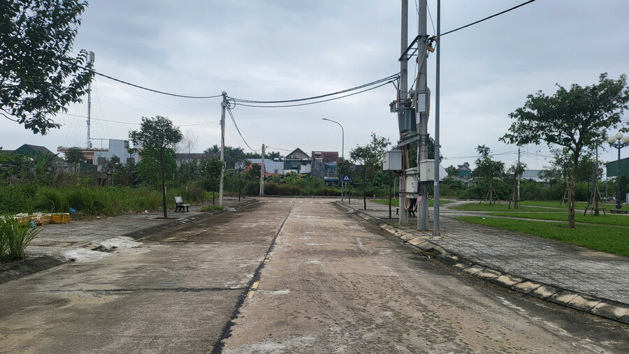 Inspectors of the Department of Construction of Quang Ngai province pointed out violations in the Residential Area project serving resettlement for projects in Tu Nghia district. Photo: Vien Nguyen.