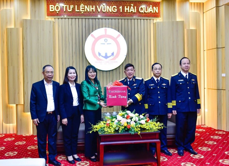 Ms. Phung Thi Binh - Deputy General Director of Agribank - presented gifts to the Naval Region 1 Command.
