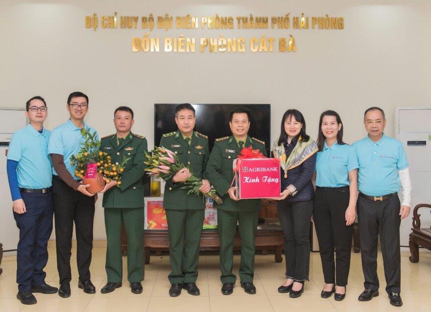 Doan công tac Agribank thăm, chuc Tết can bô, chiến si dang công tac tai Dồn Biên phong Cat Ba.