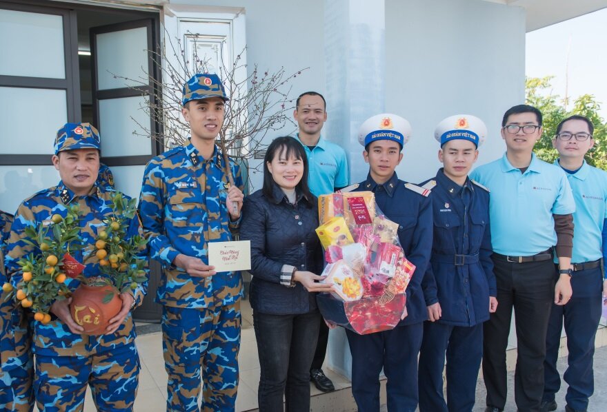 Doan công tac Agribank thăm, tăng qua Tết can bô, chiến si dang công tac trên dao Cat Ba.
