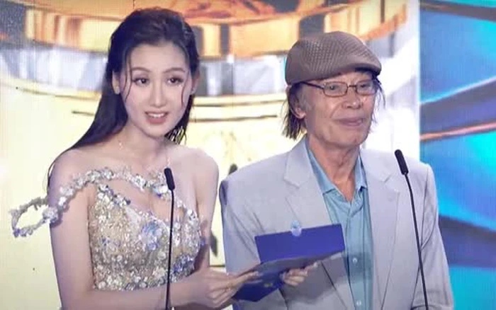 Miss Que Anh was criticized for "interfering" with People's Artist Dao Ba Son. Photo: Cut from video