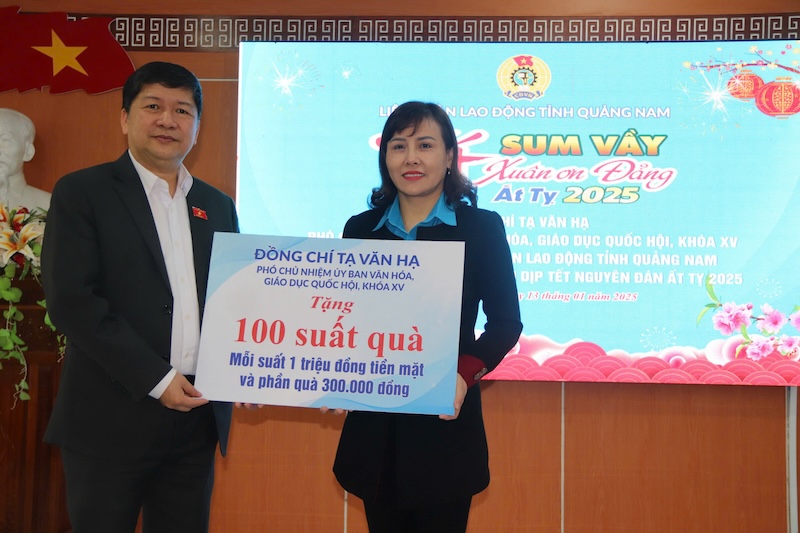 Mr. Ta Van Ha, Vice Chairman of the National Assembly's Committee on Culture and Education, XV tenure, presented 100 gifts to workers and laborers in Quang Nam province. Photo: Nguyen Linh