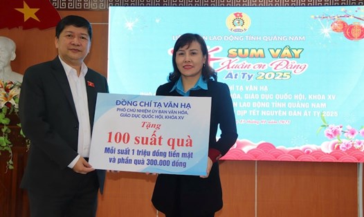 Ông Tạ Văn Hạ, Phó Chủ nhiệm Ủy ban Văn hóa, Giáo dục Quốc hội, khóa XV đã trao tặng 100 suất quà cho công nhân, lao động tỉnh Quảng Nam. Ảnh: Nguyễn Linh