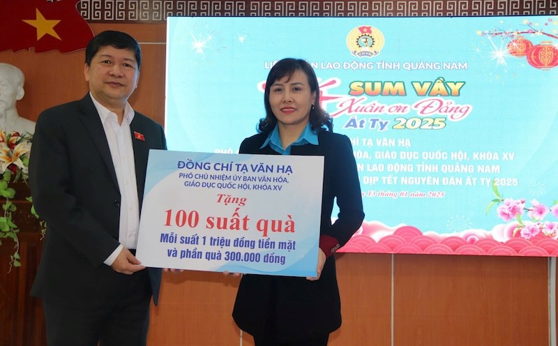 Mr. Ta Van Ha, Vice Chairman of the National Assembly's Committee on Culture and Education, XV tenure, presented 100 gifts to workers and laborers in Quang Nam province. Photo: Nguyen Linh