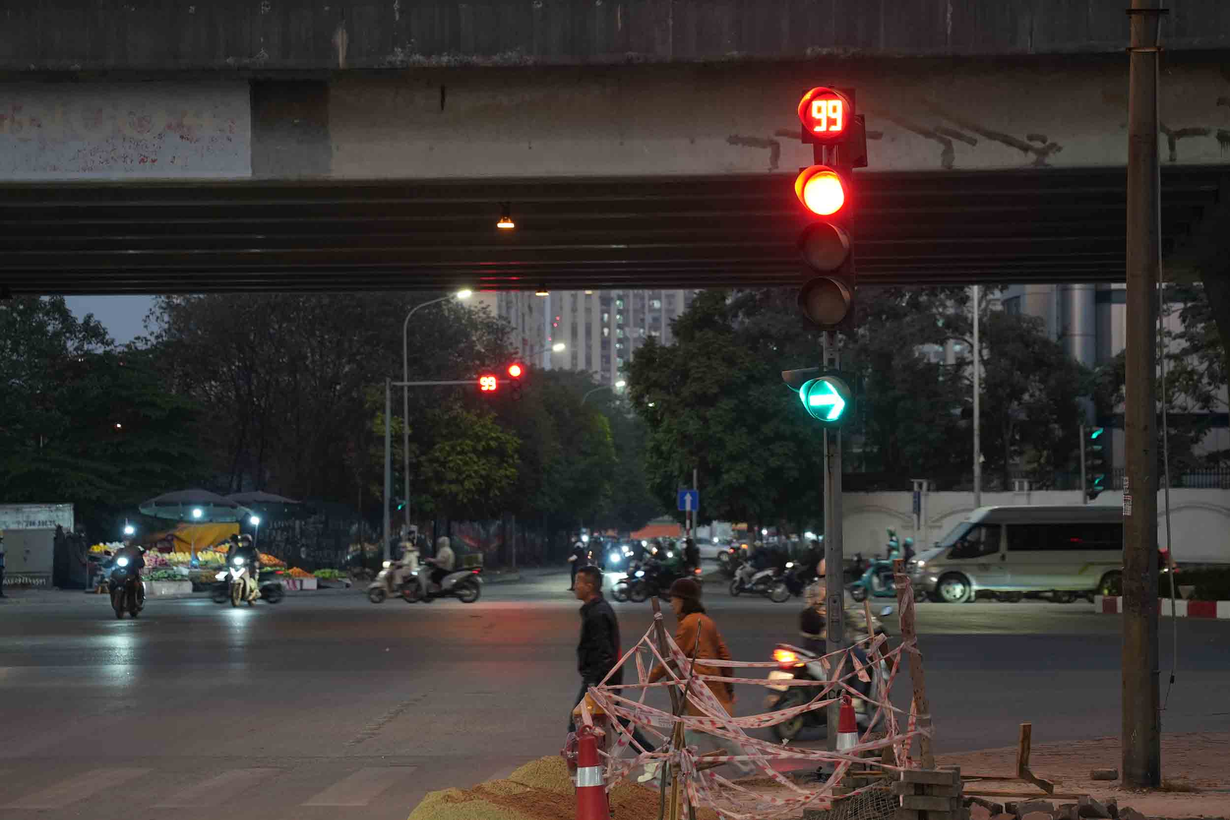 Đèn đỏ 99 giây tại nút giao Đỗ Đức Dục - Phạm Hùng. Ảnh: Hữu Chánh
