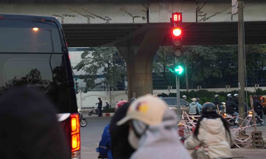 Người dân chờ đèn đỏ tại nút giao Đỗ Đức Dục - Phạm Hùng, chiều 13.1. Ảnh: Hữu Chánh
