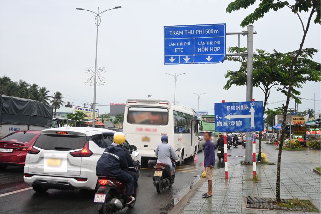 Cac phuong tien luu thong tren Quoc lo 60 (huyen Chau Thanh, tinh Ben Tre). Anh chup ngay 2.7.2024. Anh: Thanh Nhan