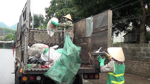 Garbage trucks operating in Ha Nam. Photo: Kim Bang District People's Committee