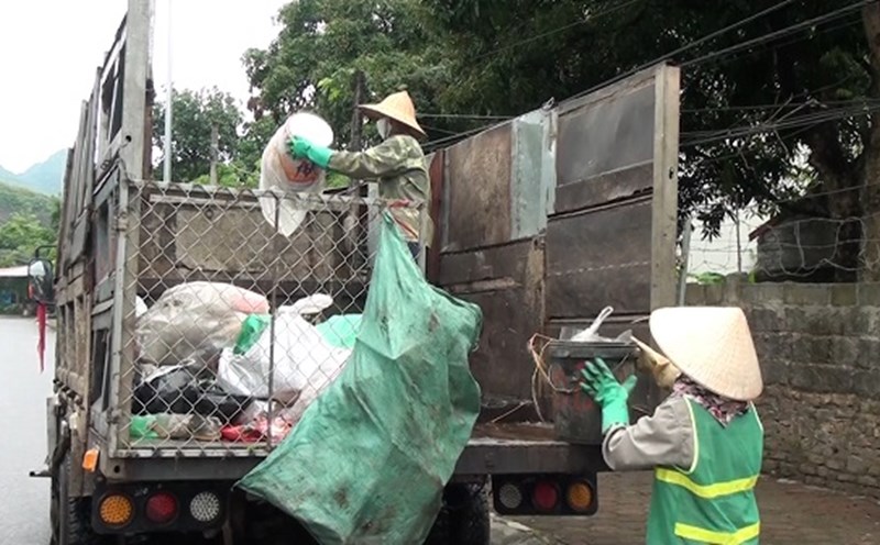 Garbage trucks operating in Ha Nam. Photo: Kim Bang District People's Committee