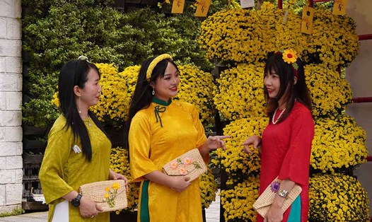 Người dân xúng xính áo quần đi check-in Tết sớm ở phố ông đồ. Ảnh: Anh Tú