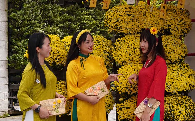 People dressed up to check in early for Tet at Ong Do street. Photo: Anh Tu