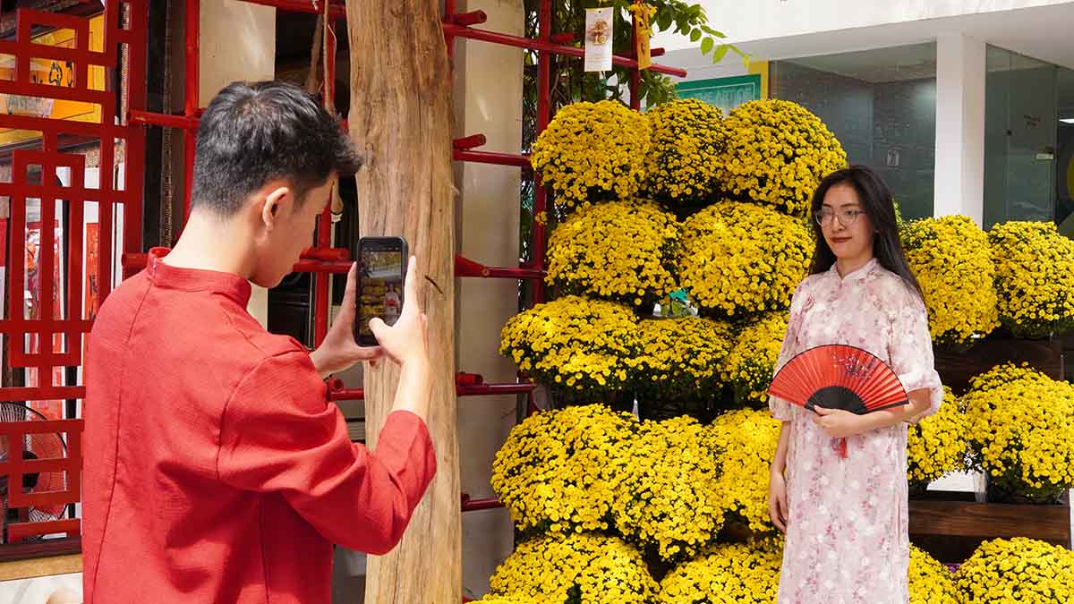 Chi Le Thi Phuong Anh (ngu quan Binh Thanh) cho biet, moi nam chi deu den pho ong do de chup anh. “Nam nay toi tranh thu den som hon moi nam de co the lua chon cho minh nhieu goc chup ung y“, chi Phuong Anh noi.